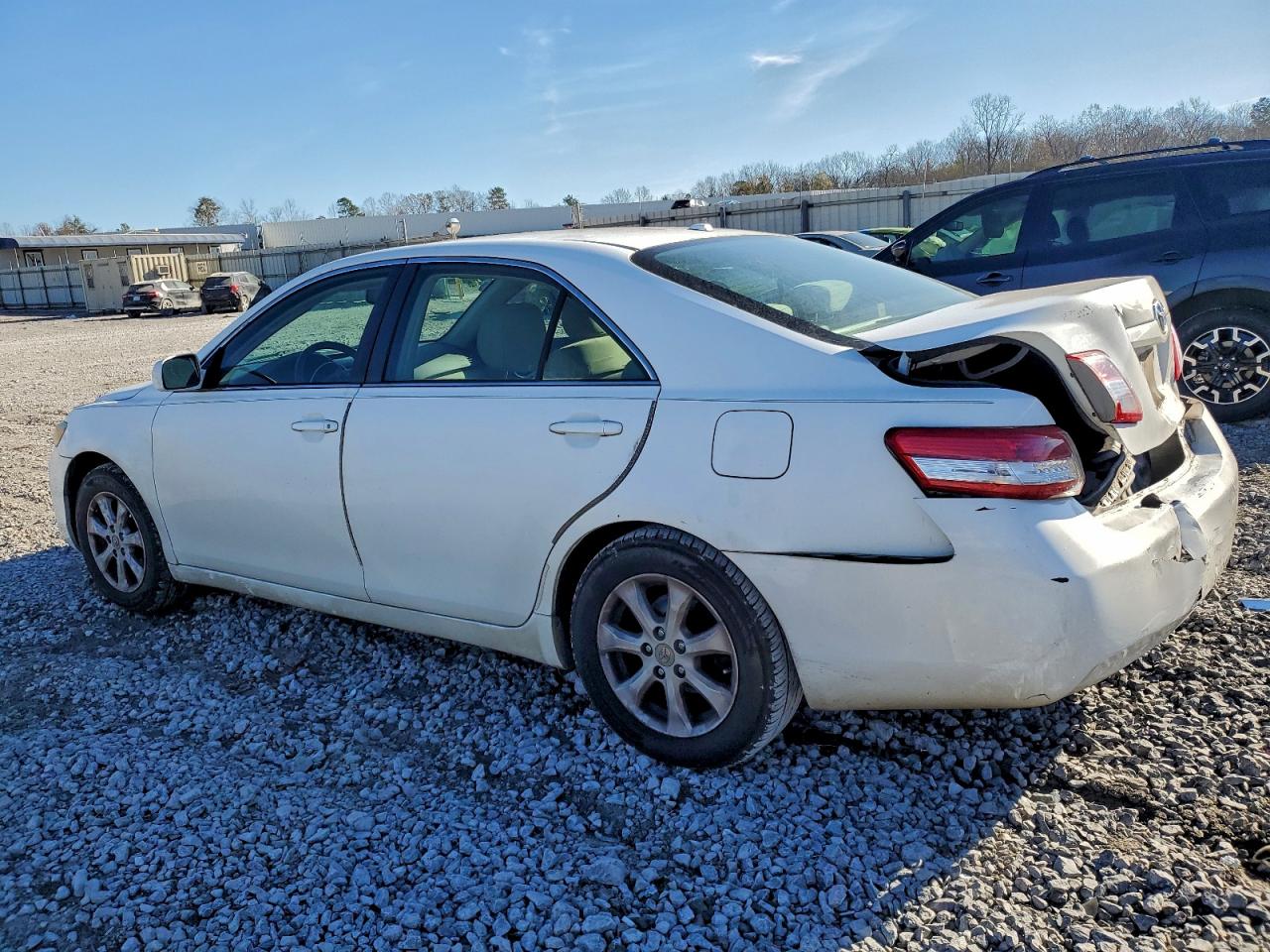 2011 TOYOTA CAMRY LE photo 3