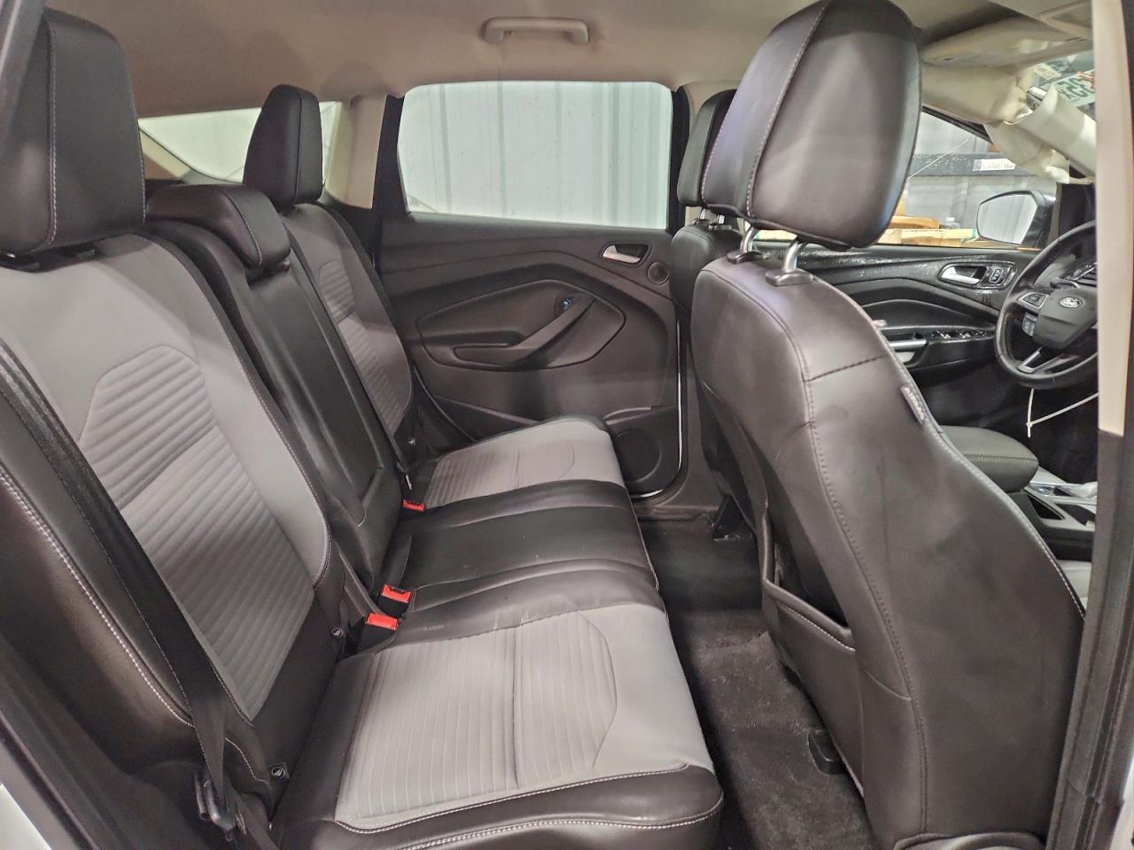 2017 FORD ESCAPE SE photo 31