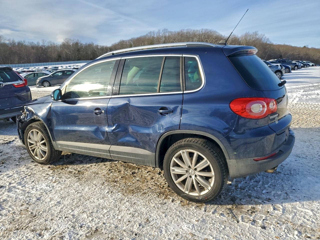 2011 VOLKSWAGEN TIGUAN S photo 4