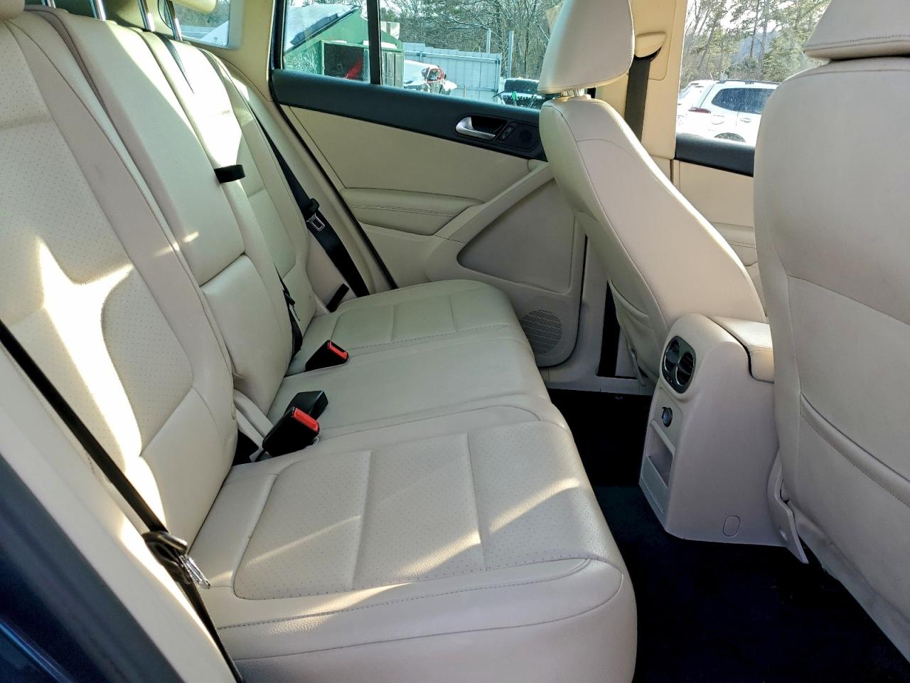 2011 VOLKSWAGEN TIGUAN S photo 31