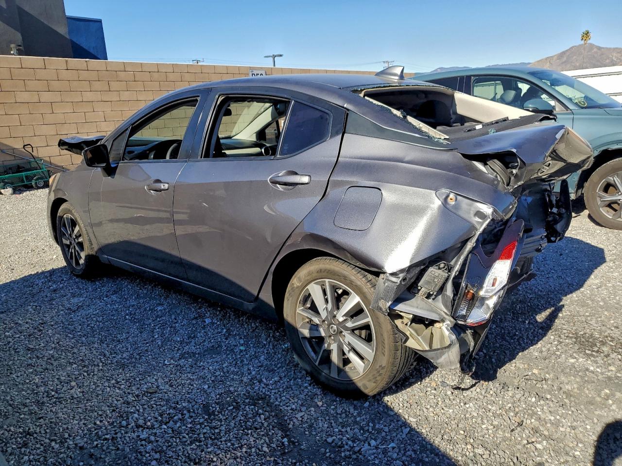 2020 NISSAN VERSA SV photo 2
