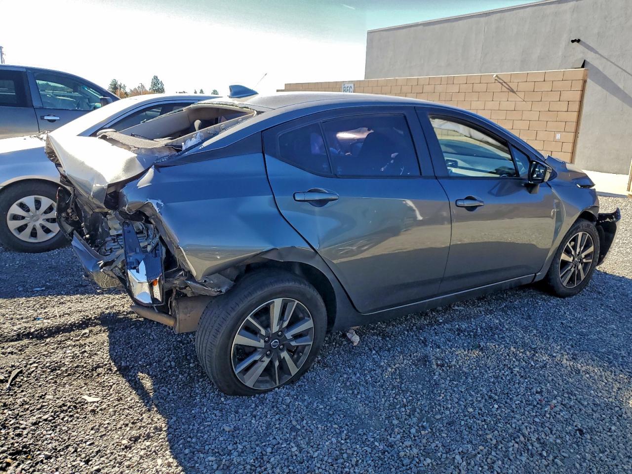 2020 NISSAN VERSA SV photo 3