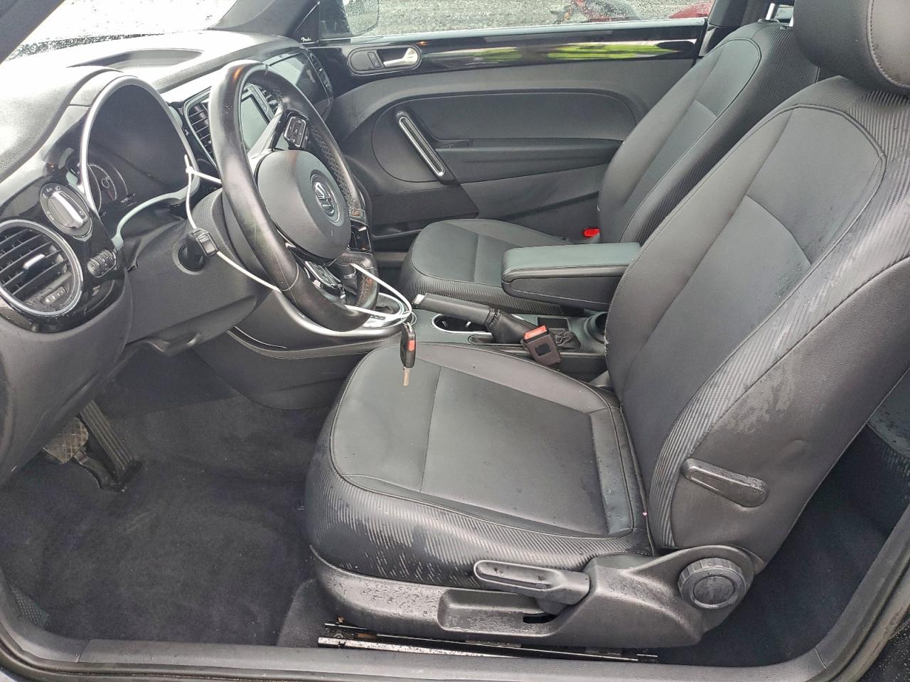 2018 VOLKSWAGEN BEETLE SE photo 13