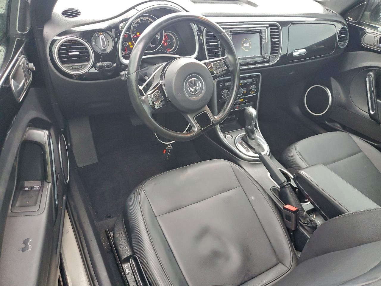 2018 VOLKSWAGEN BEETLE SE photo 15