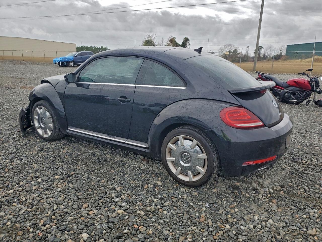 2018 VOLKSWAGEN BEETLE SE photo 3