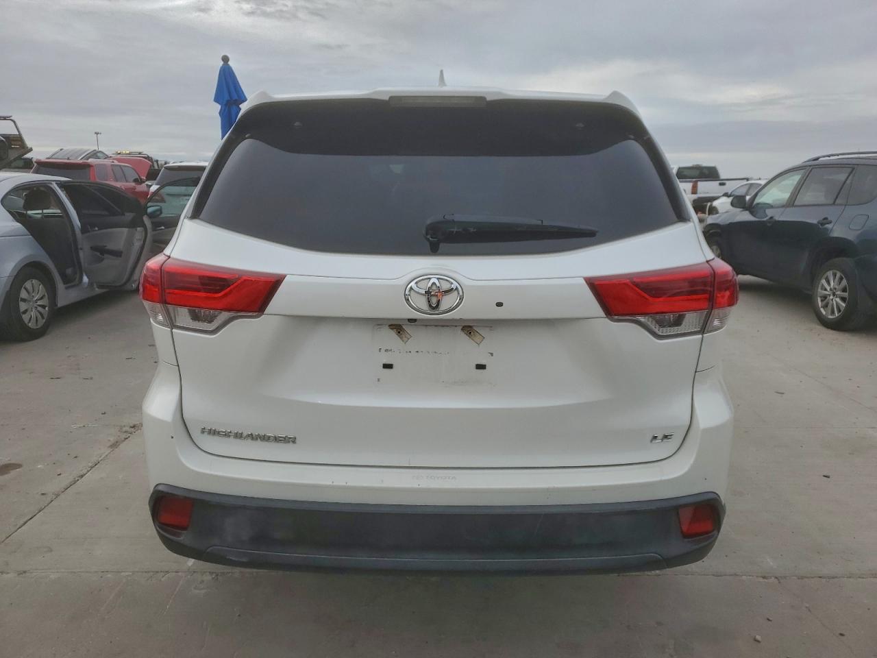 2018 TOYOTA HIGHLANDER LE photo 6