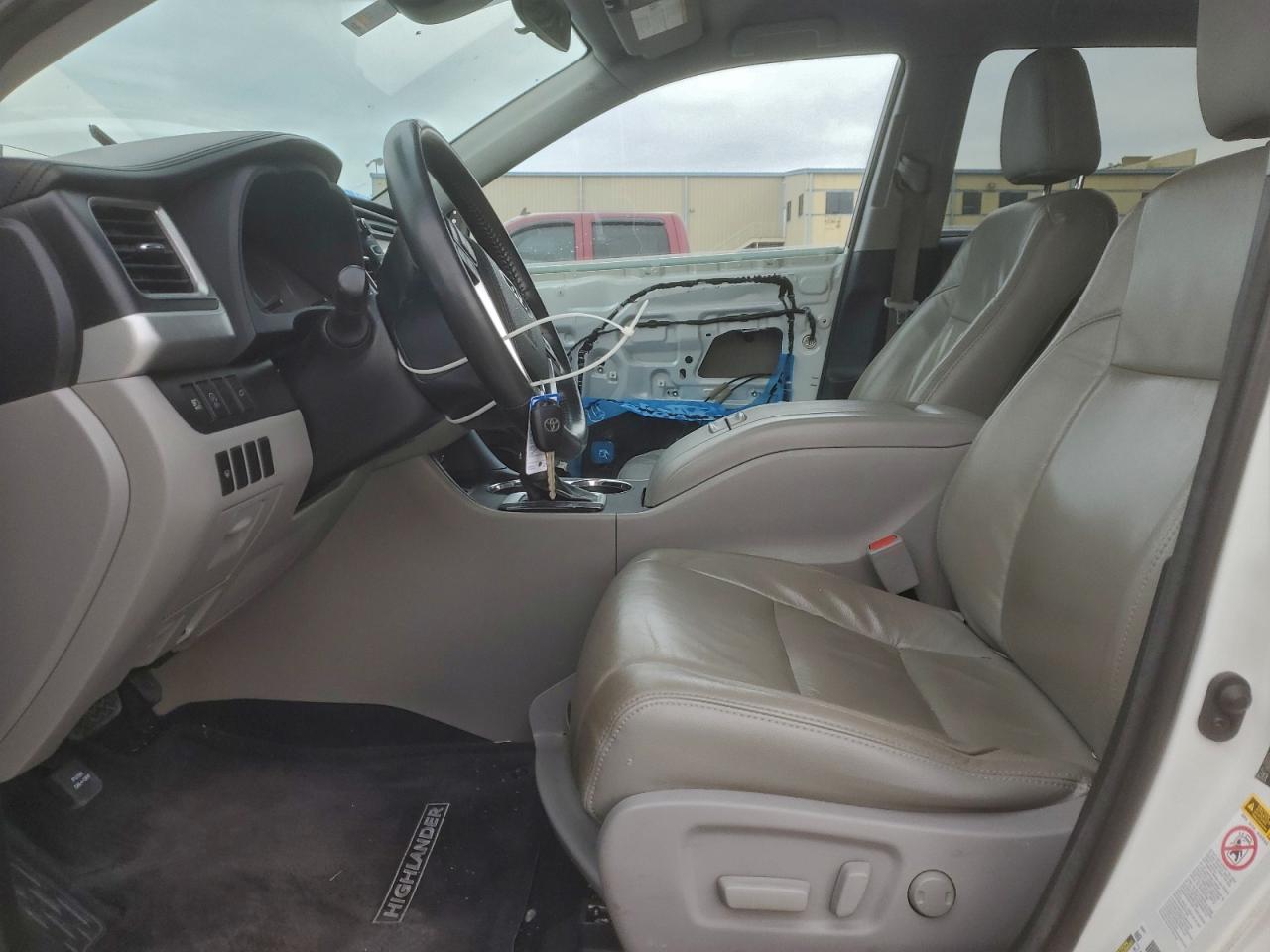 2018 TOYOTA HIGHLANDER LE photo 7