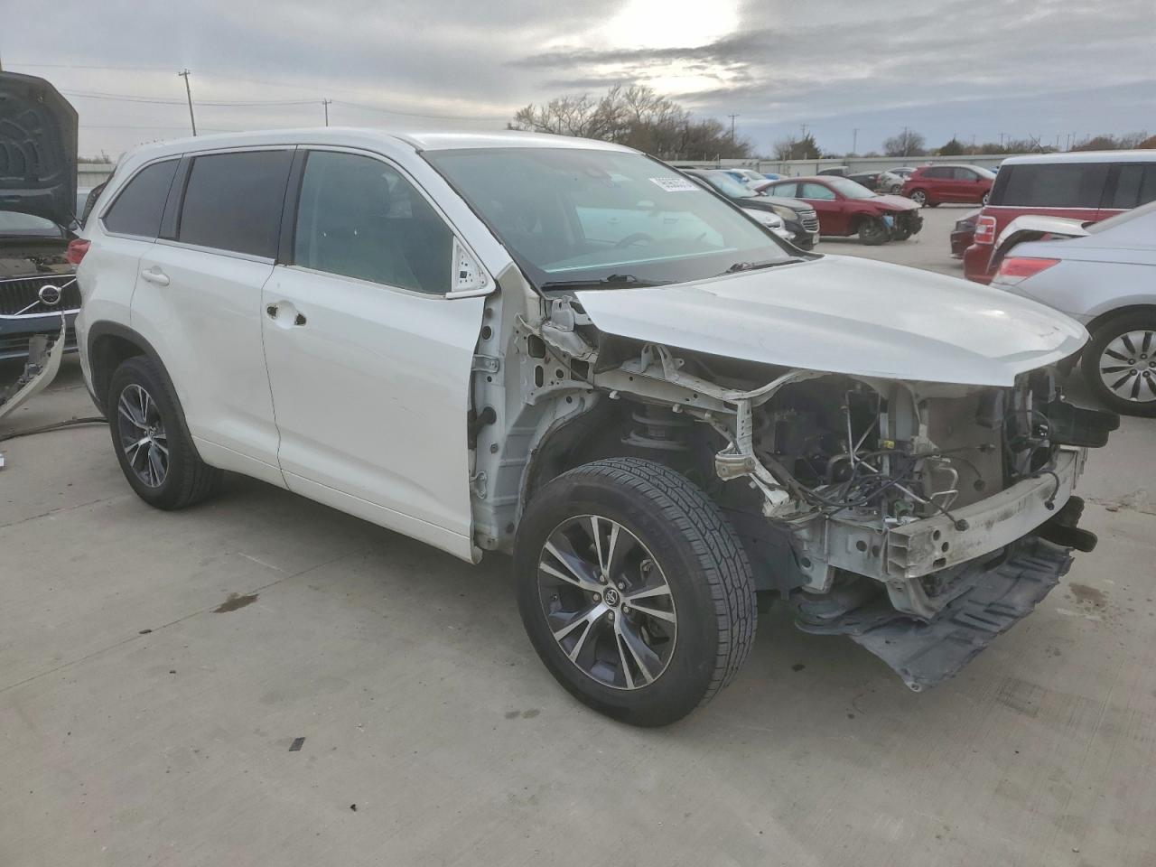 2018 TOYOTA HIGHLANDER LE photo 4
