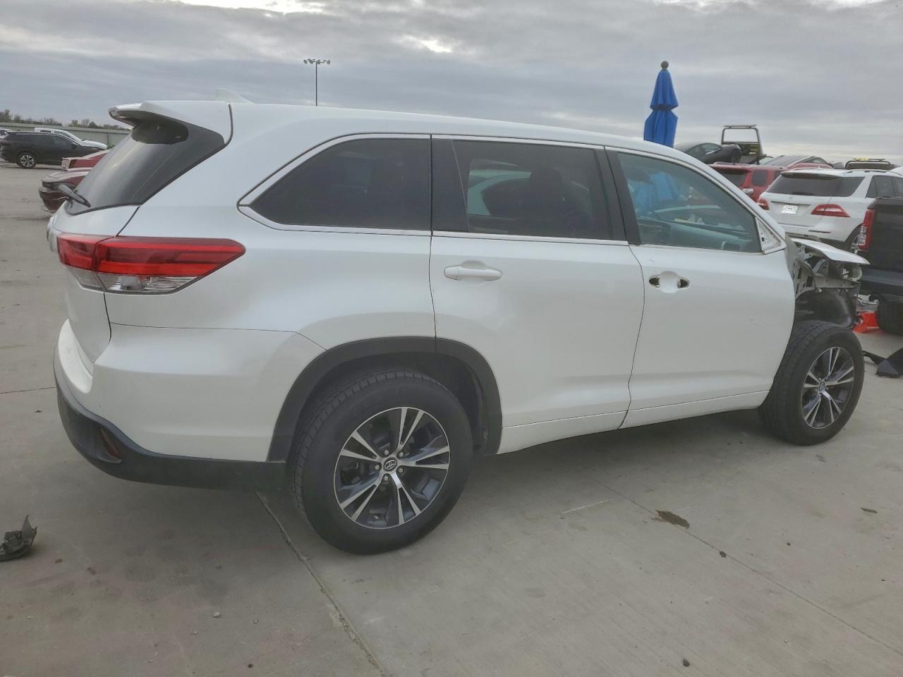 2018 TOYOTA HIGHLANDER LE photo 3