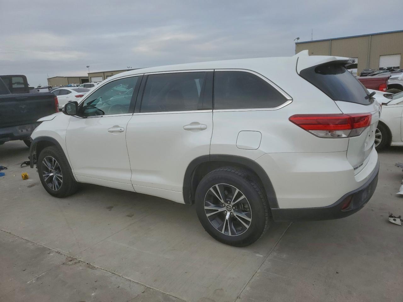 2018 TOYOTA HIGHLANDER LE photo 2