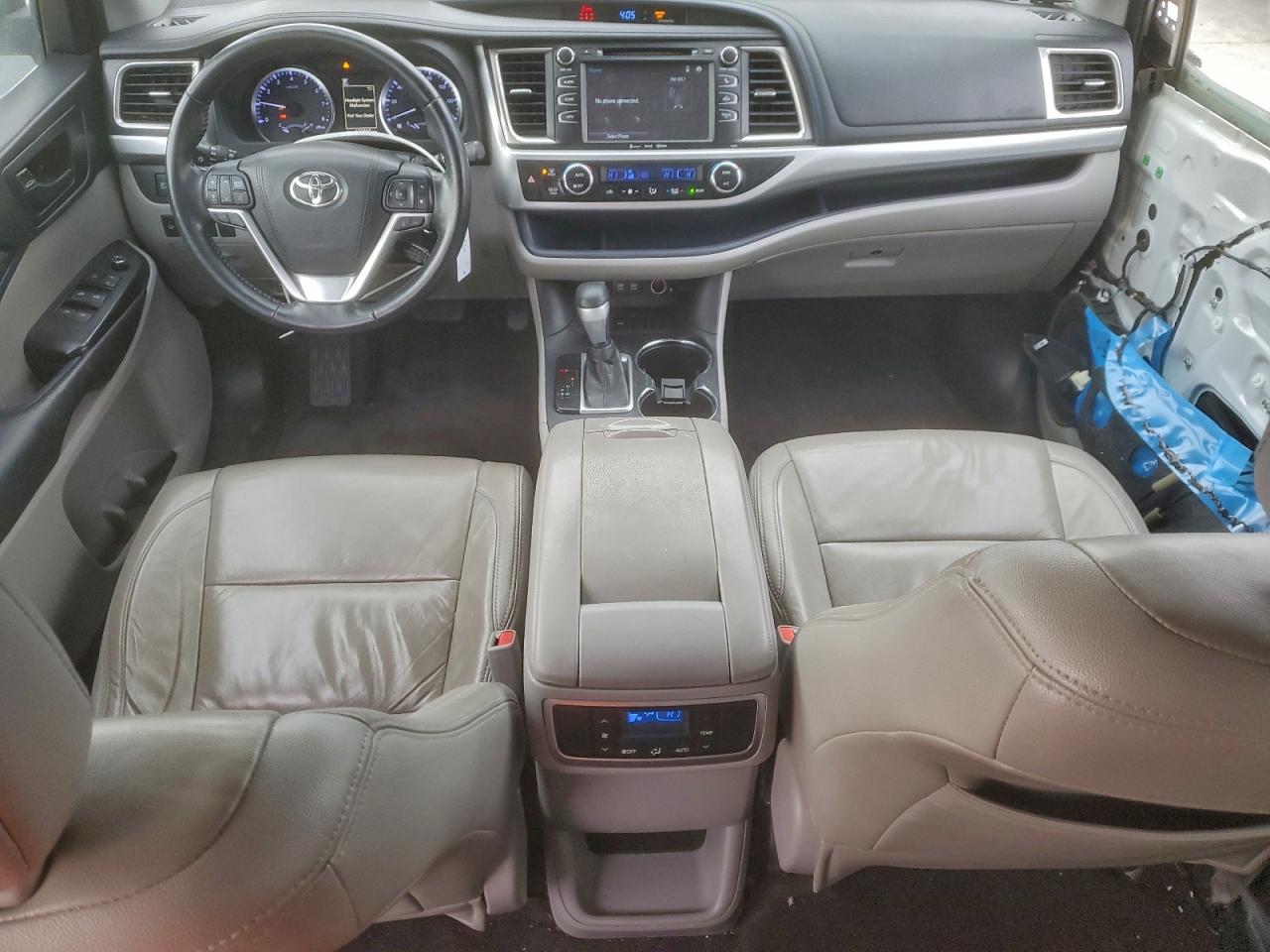 2018 TOYOTA HIGHLANDER LE photo 8