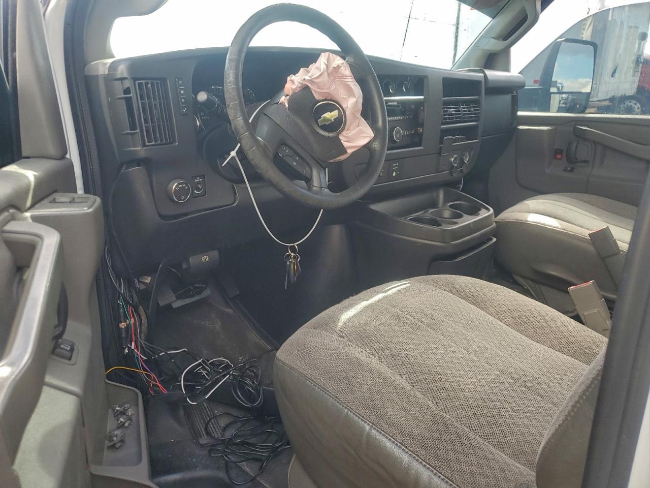 2018 CHEVROLET EXPRESS G3500 DELIVERY TRUCK photo 8