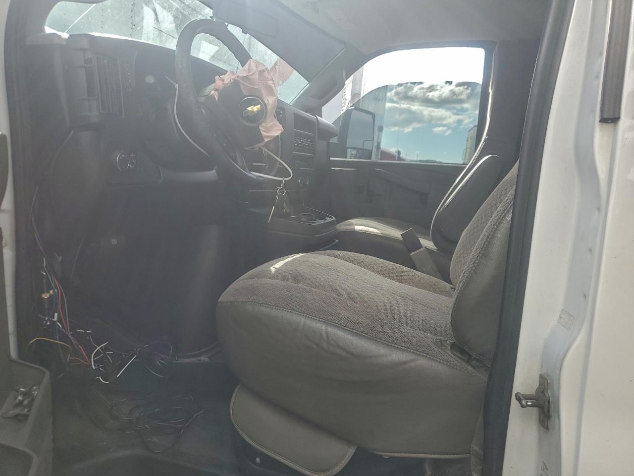 2018 CHEVROLET EXPRESS G3500 DELIVERY TRUCK photo 7