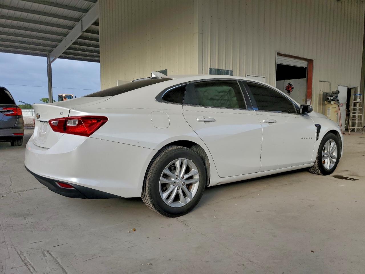 2017 CHEVROLET MALIBU LT photo 3
