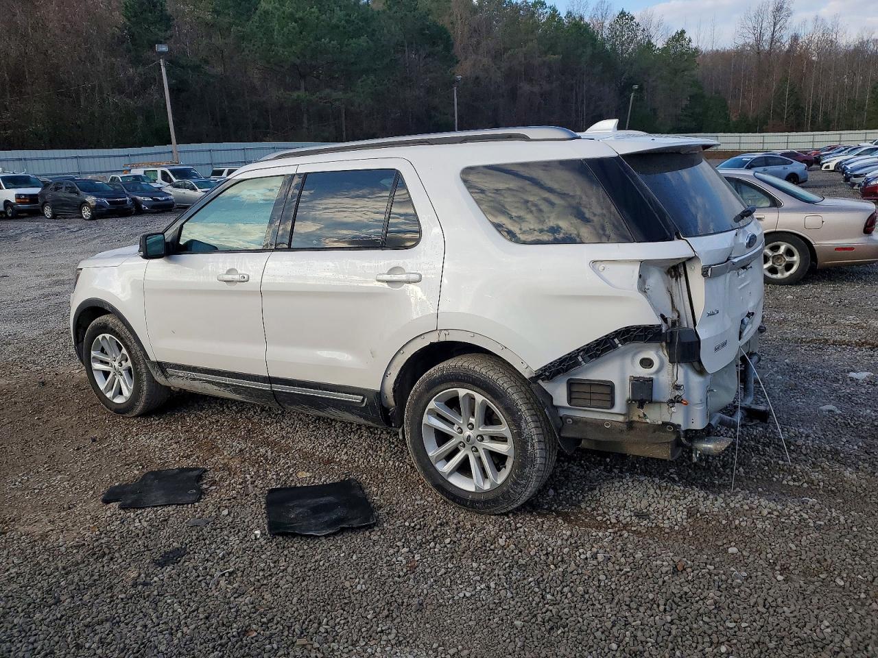 2017 FORD EXPLORER XLT photo 3