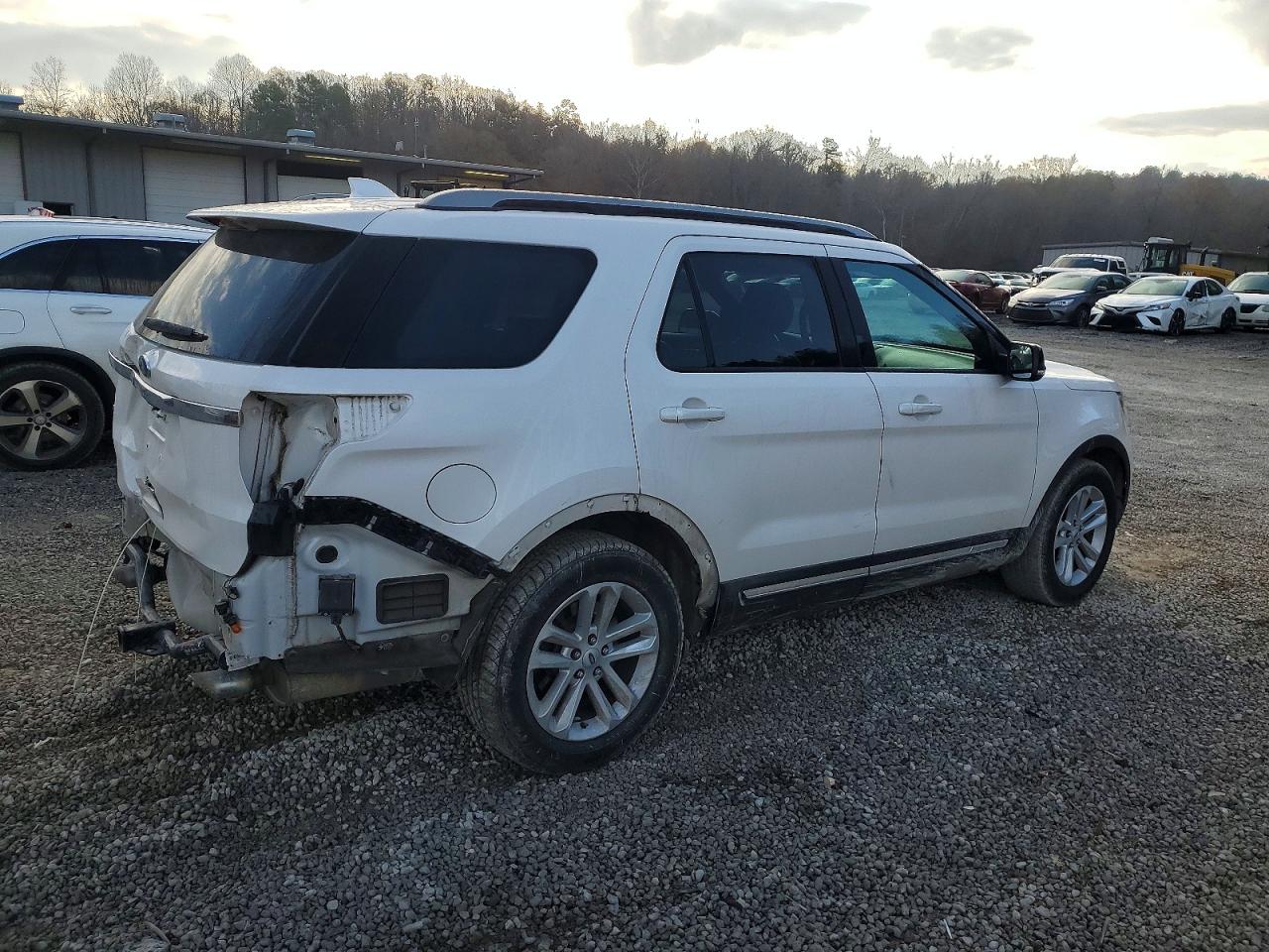2017 FORD EXPLORER XLT photo 5
