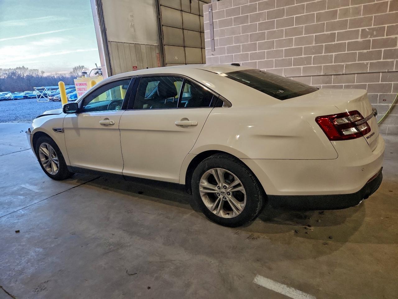 2015 FORD TAURUS SEL photo 2