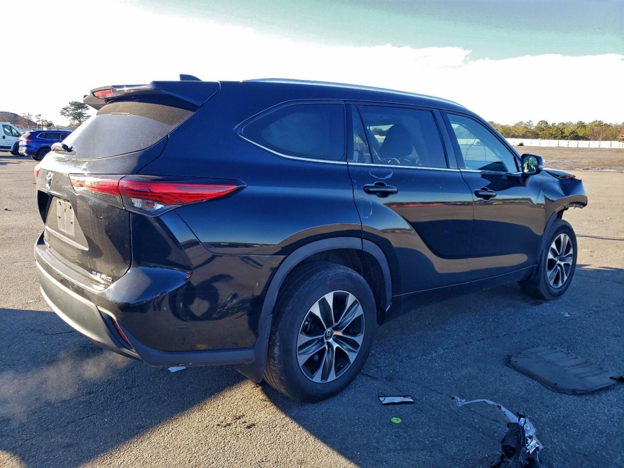 2021 TOYOTA HIGHLANDER XLE photo 3