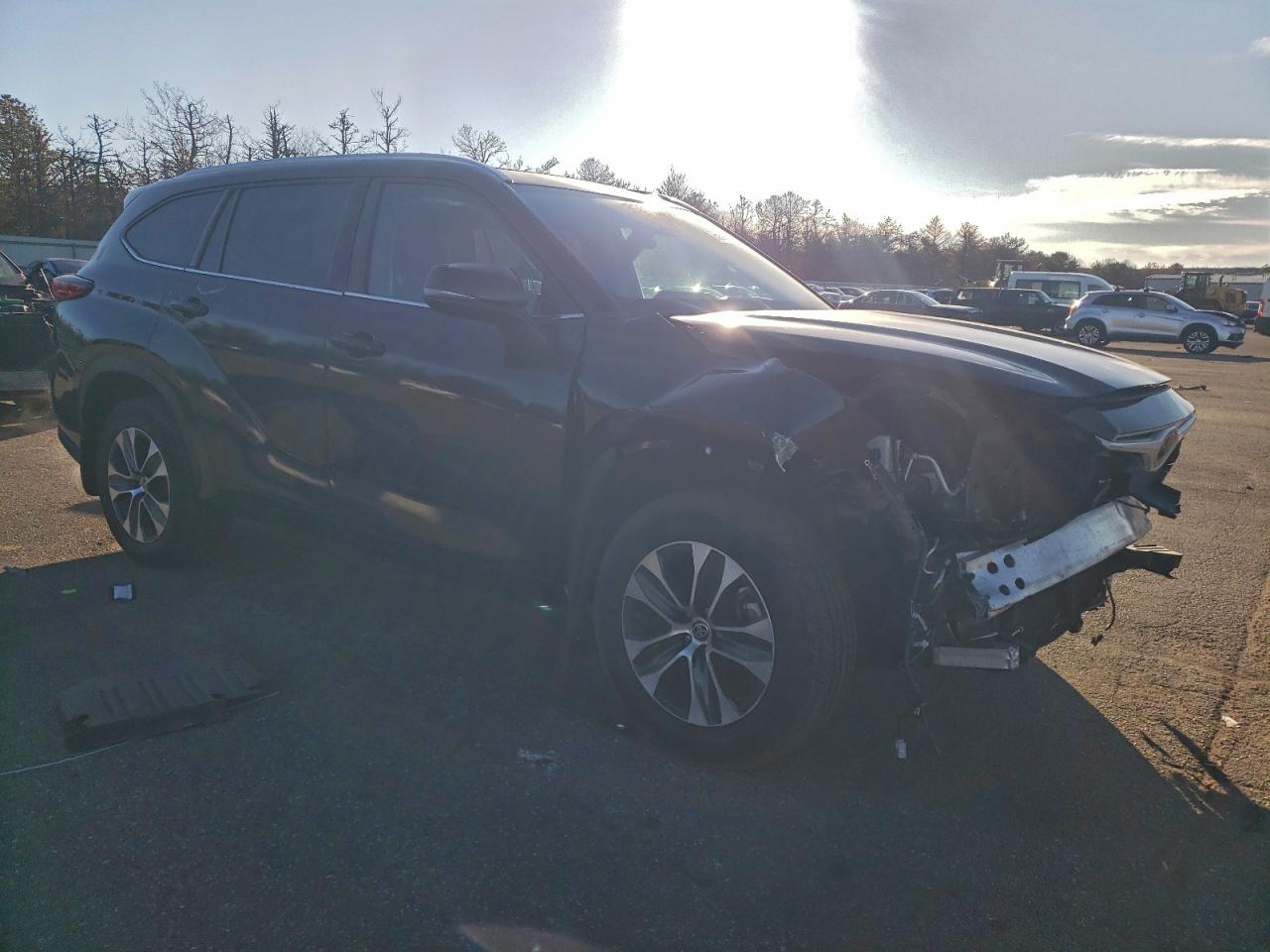2021 TOYOTA HIGHLANDER XLE photo 4