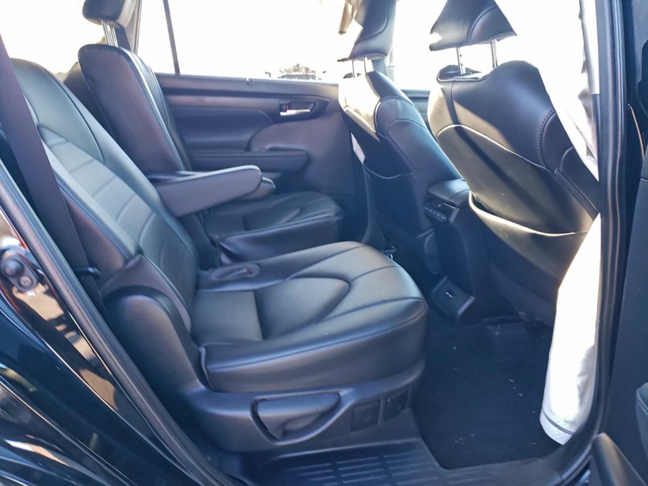 2021 TOYOTA HIGHLANDER XLE photo 11