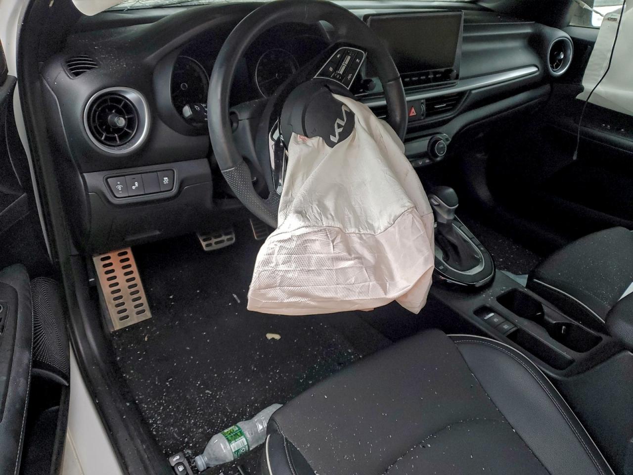 2024 KIA FORTE GT LINE photo 8