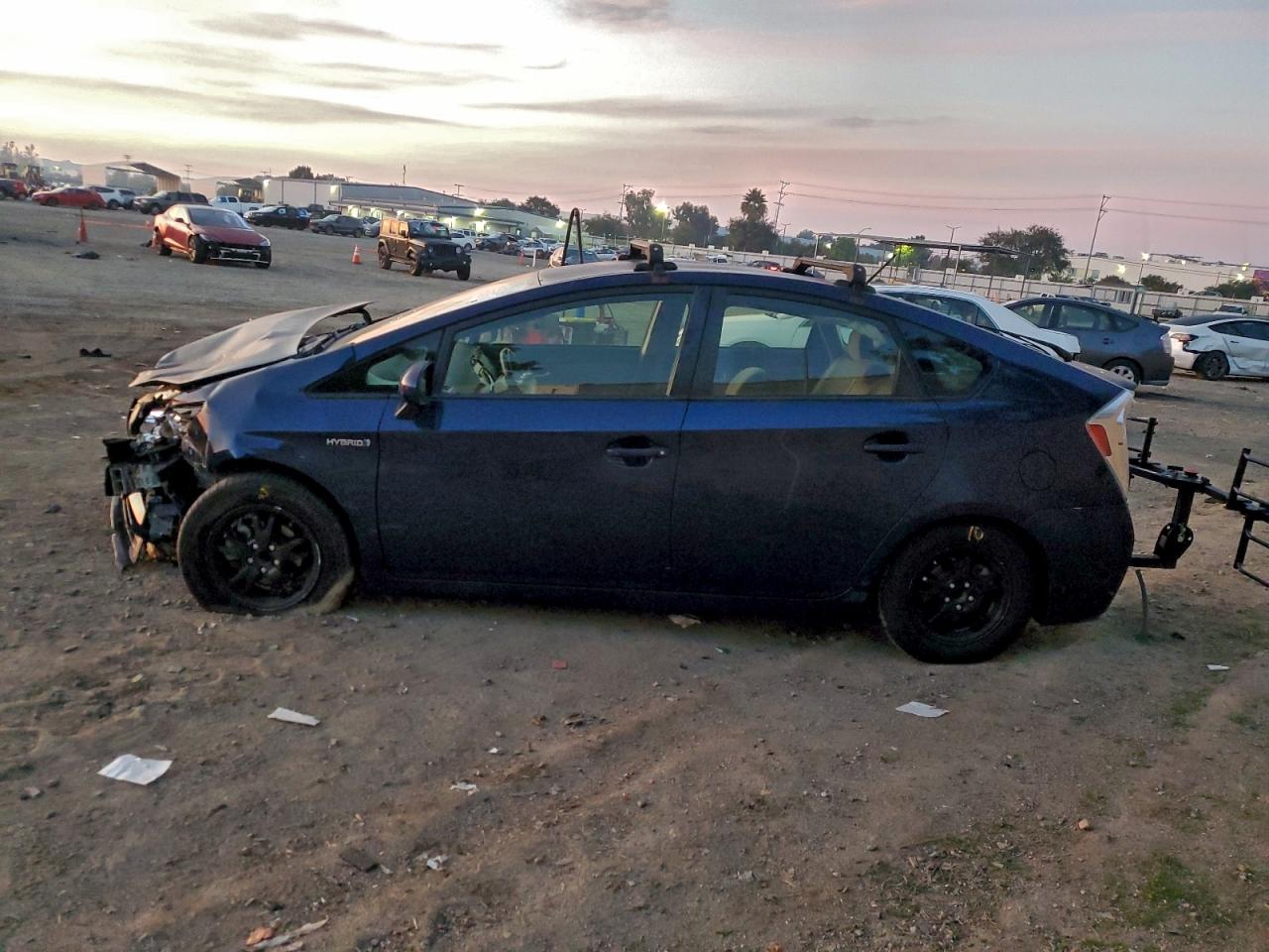 2015 TOYOTA PRIUS photo 2