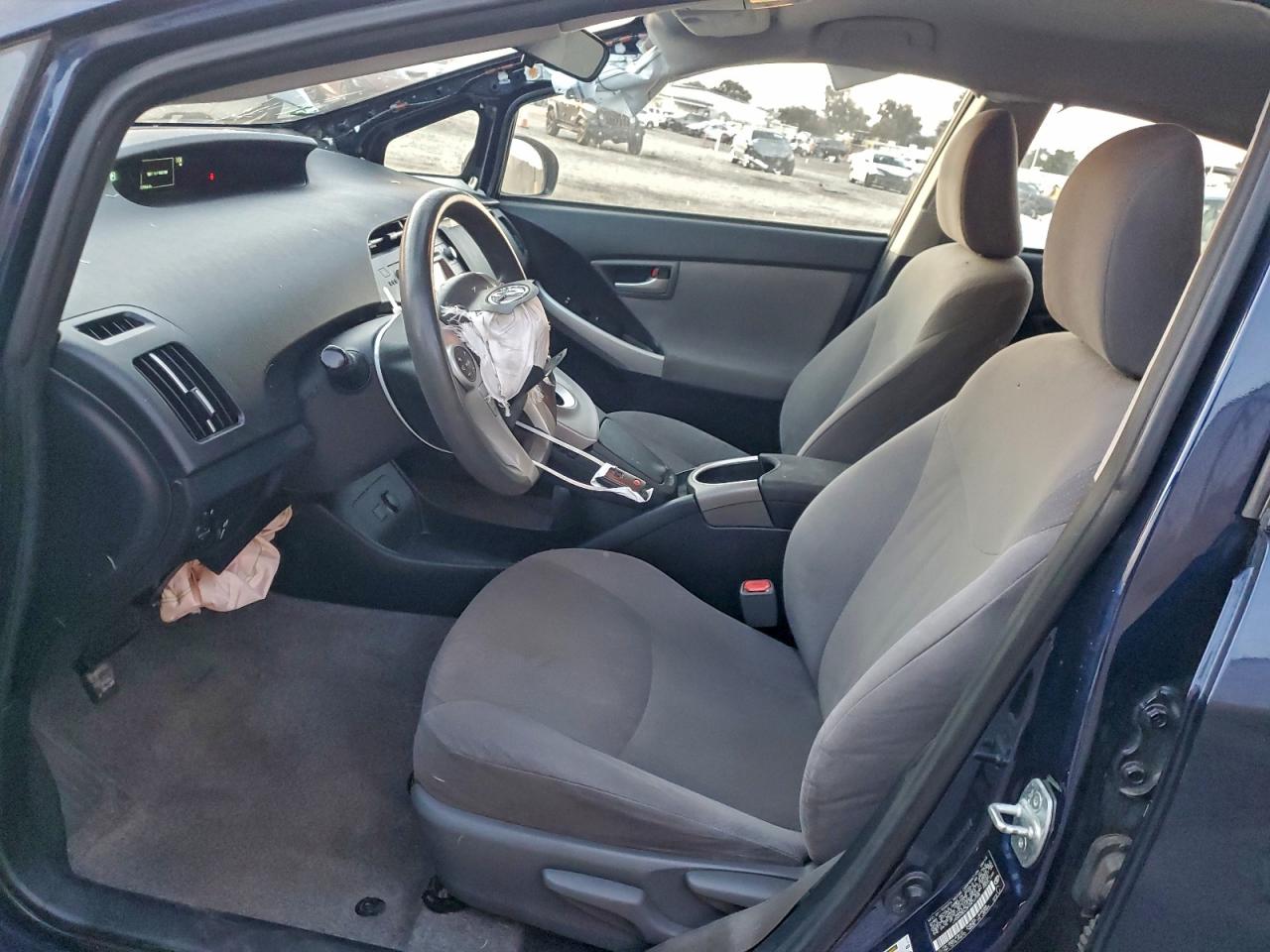 2015 TOYOTA PRIUS photo 7