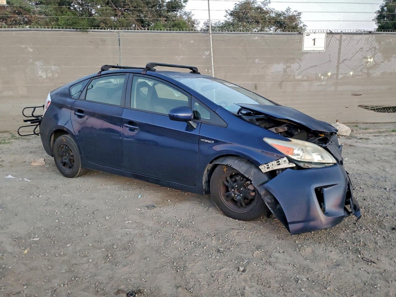 2015 TOYOTA PRIUS photo 4
