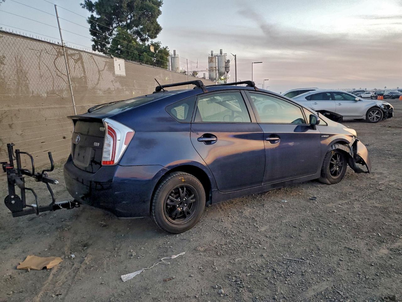 2015 TOYOTA PRIUS photo 3
