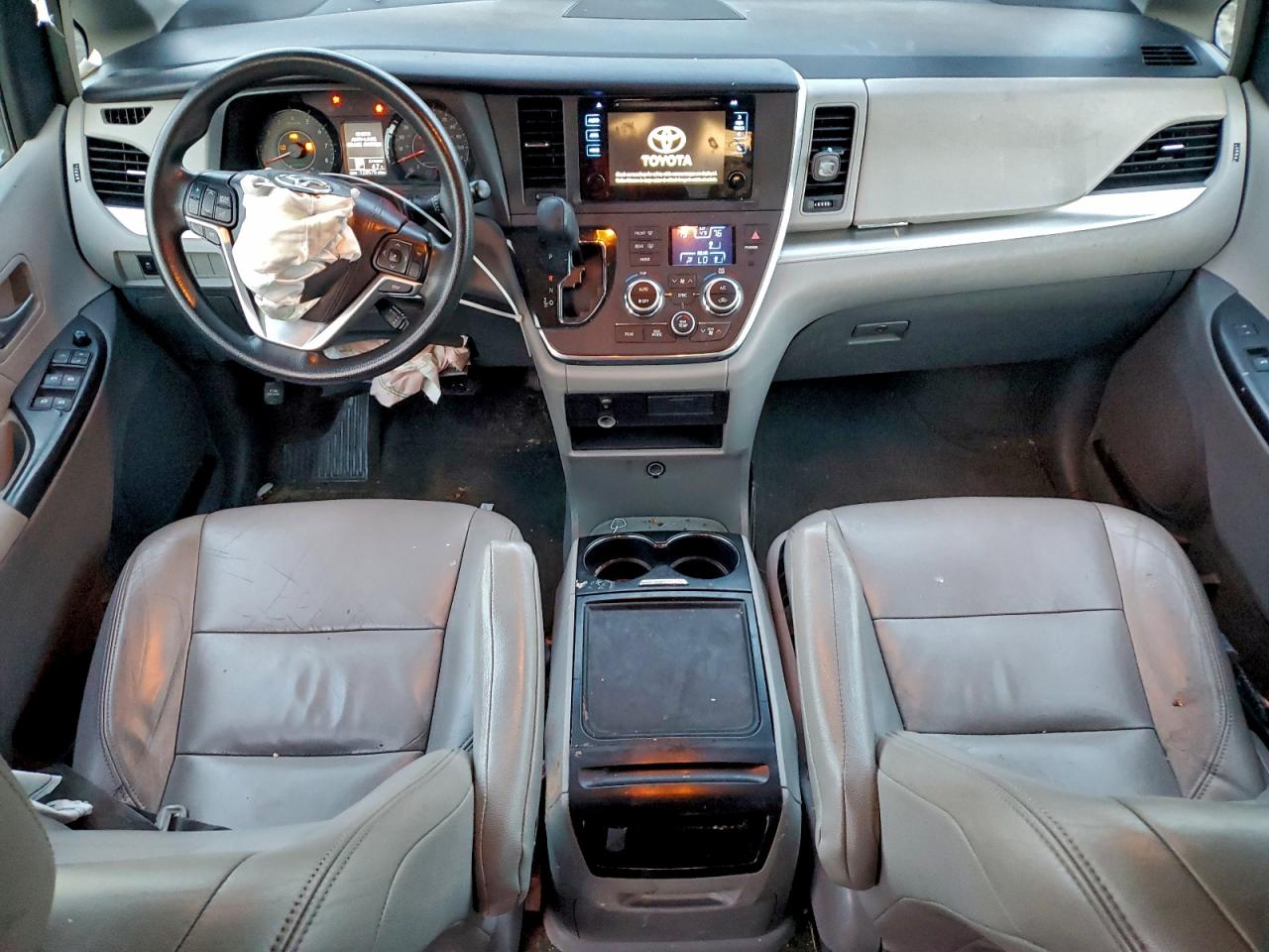 2015 TOYOTA SIENNA LE photo 8