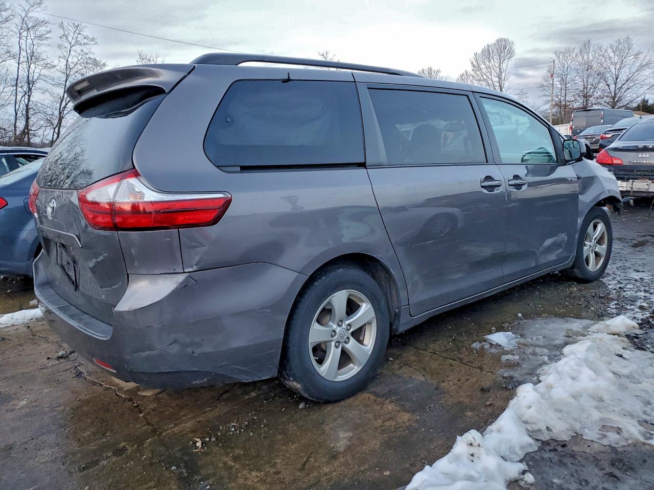 2015 TOYOTA SIENNA LE photo 3