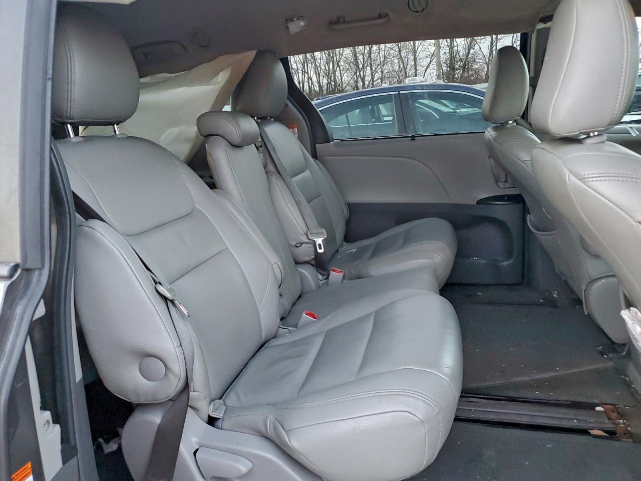 2015 TOYOTA SIENNA LE photo 11