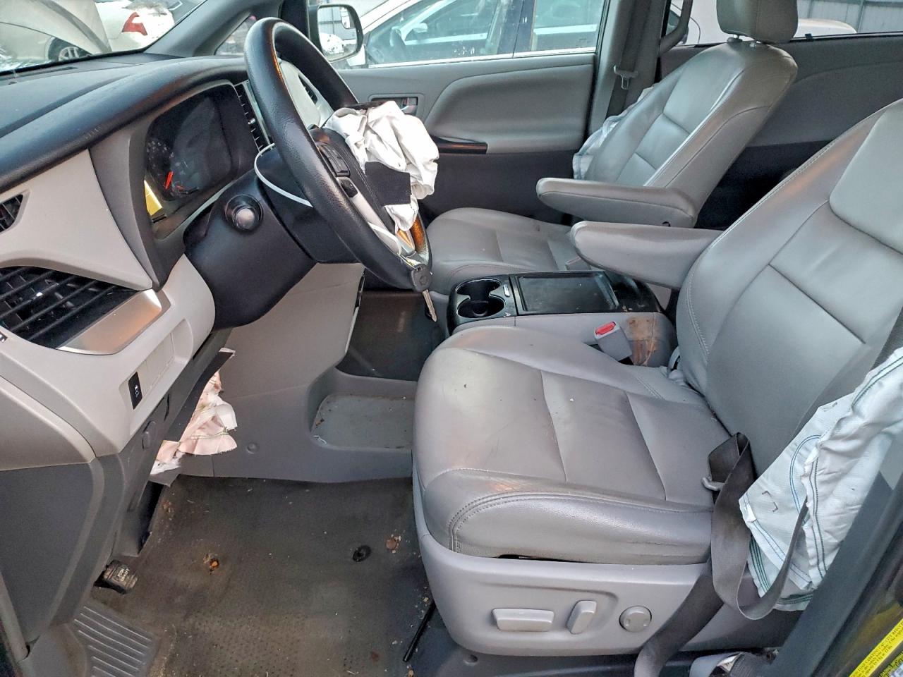2015 TOYOTA SIENNA LE photo 7