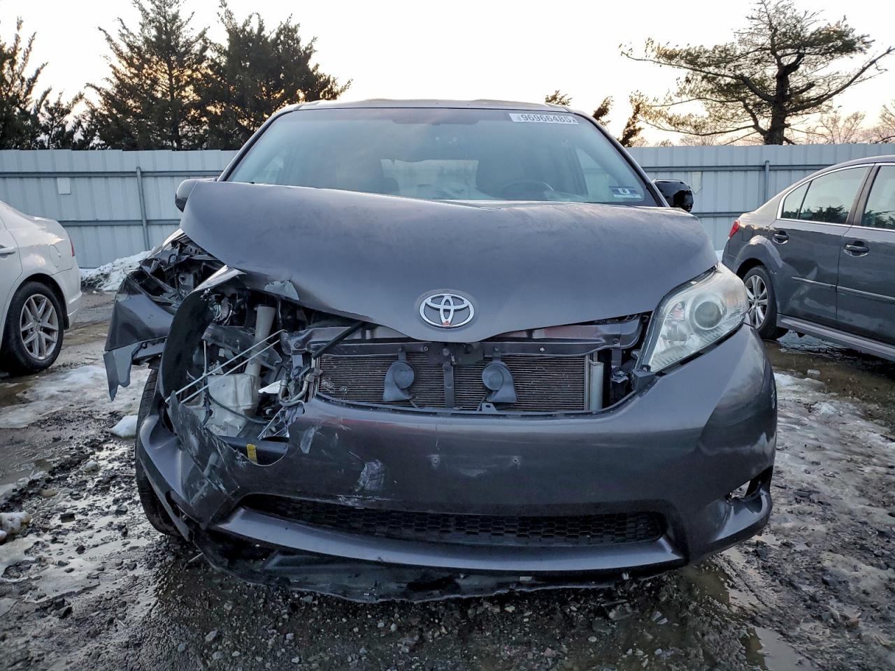 2015 TOYOTA SIENNA LE photo 5