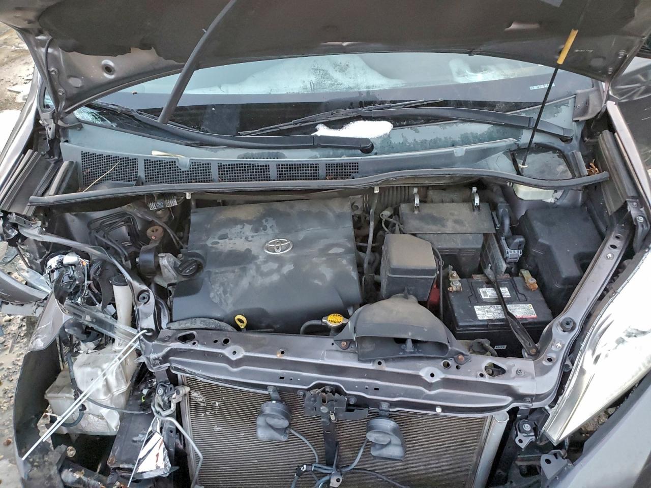 2015 TOYOTA SIENNA LE photo 12