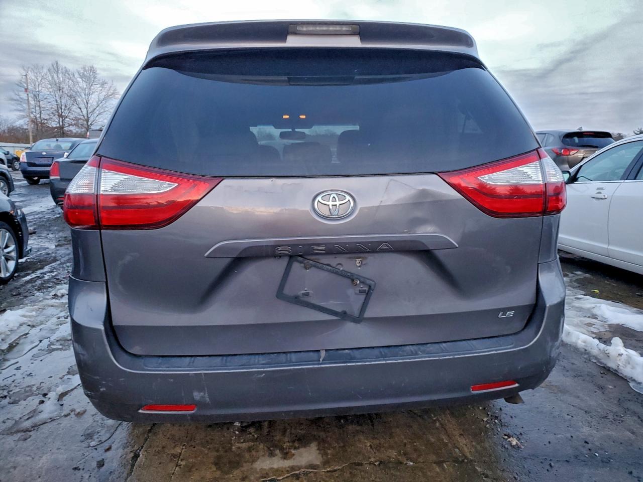 2015 TOYOTA SIENNA LE photo 6