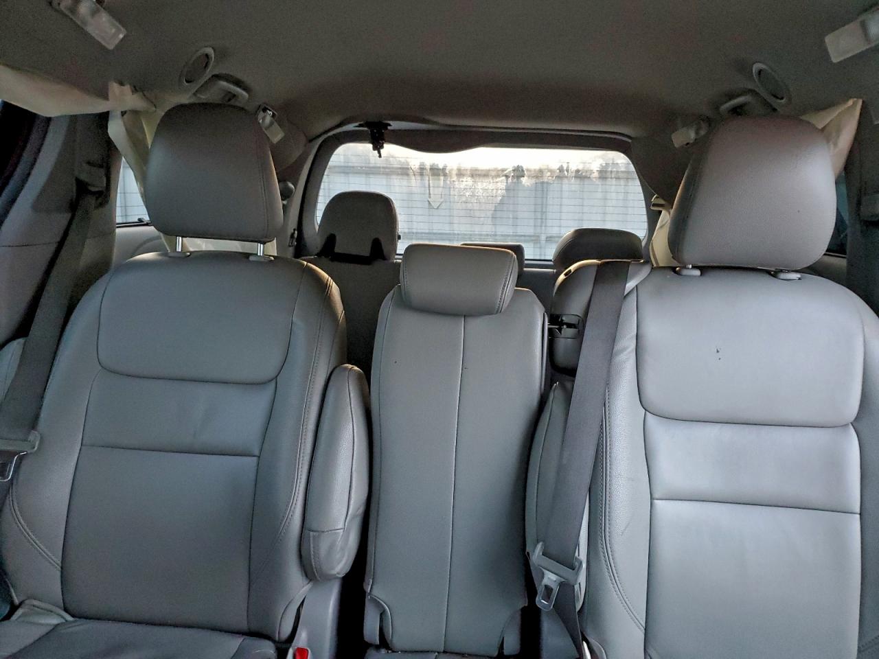 2015 TOYOTA SIENNA LE photo 10