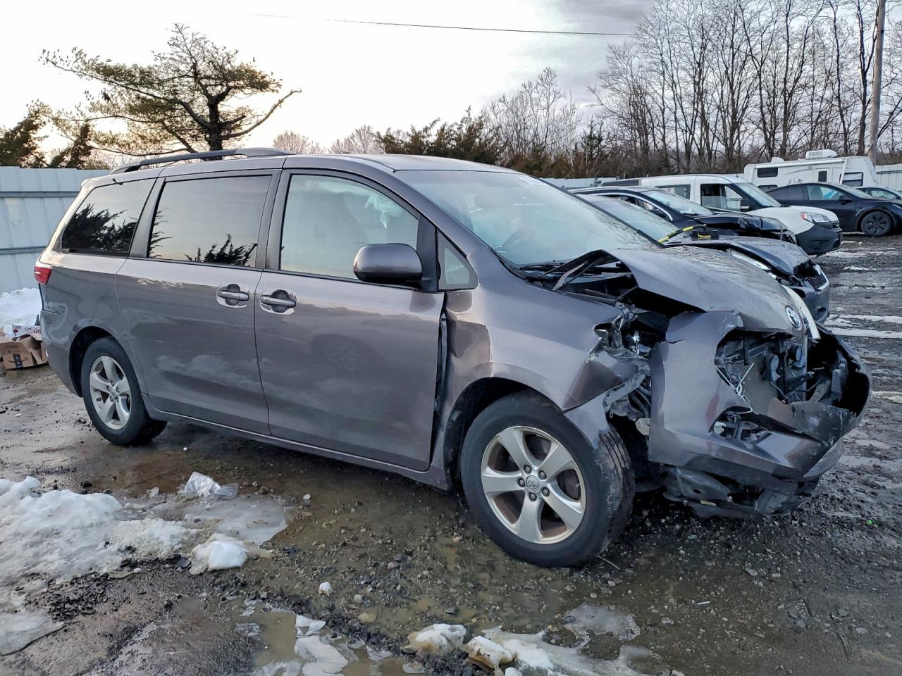 2015 TOYOTA SIENNA LE photo 4