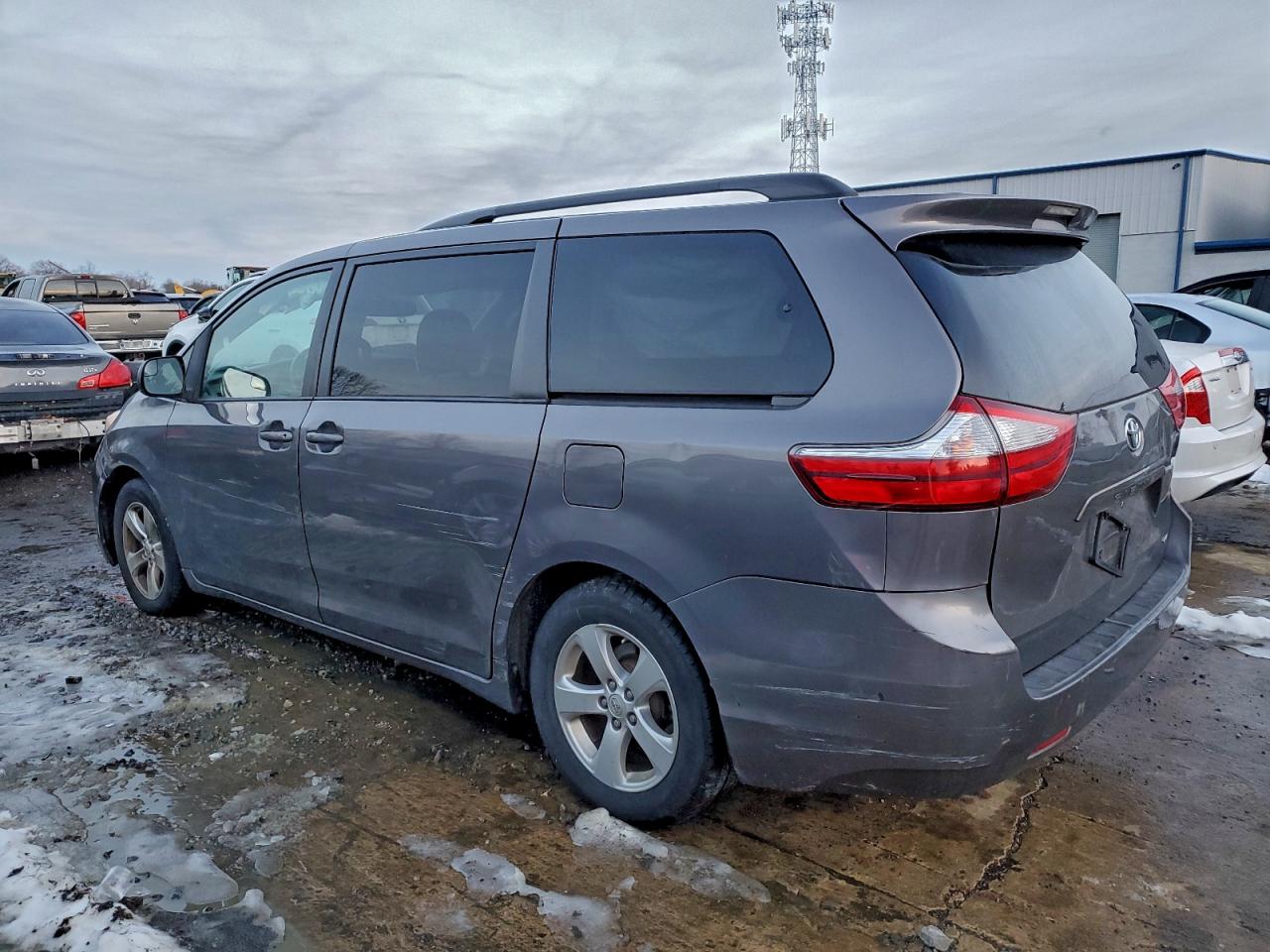 2015 TOYOTA SIENNA LE photo 2