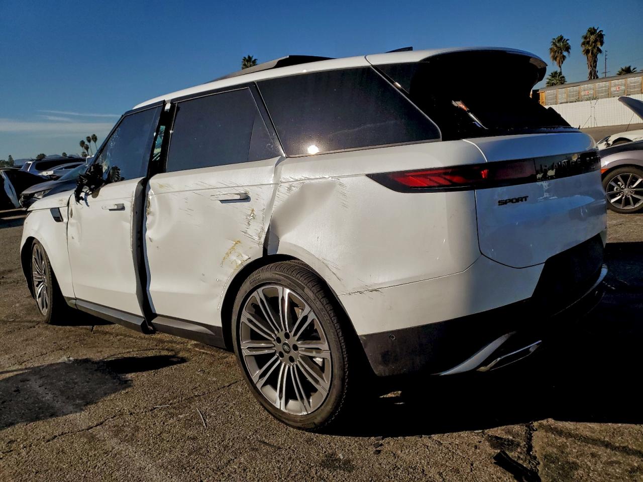 2025 LAND ROVER RANGE ROVER SPORT SE photo 4