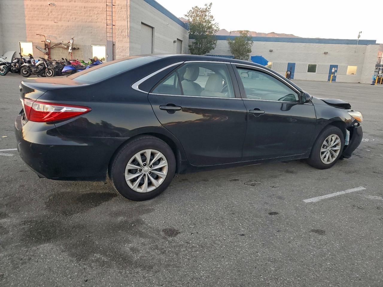 2016 TOYOTA CAMRY LE photo 3