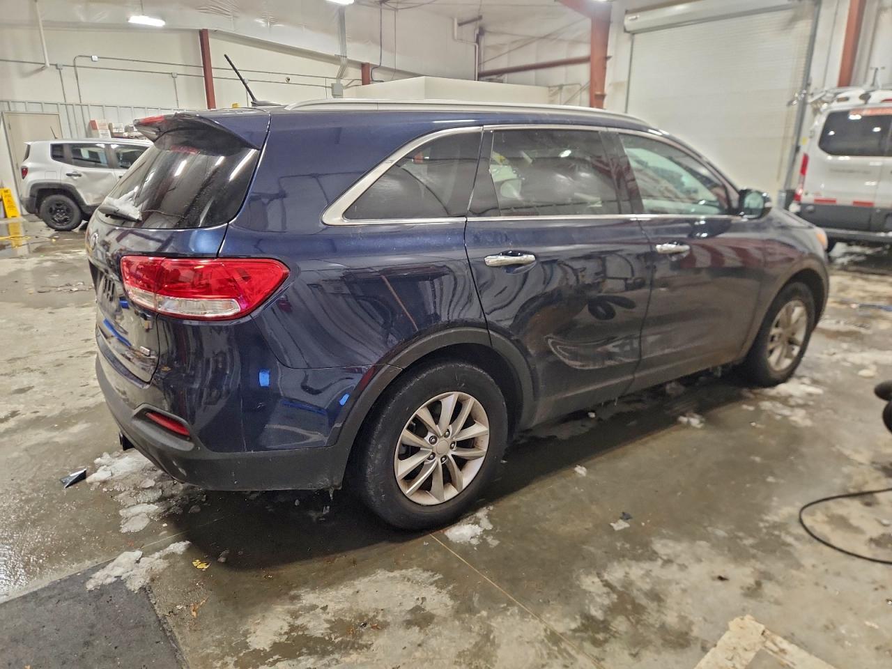 2016 KIA SORENTO LX photo 3