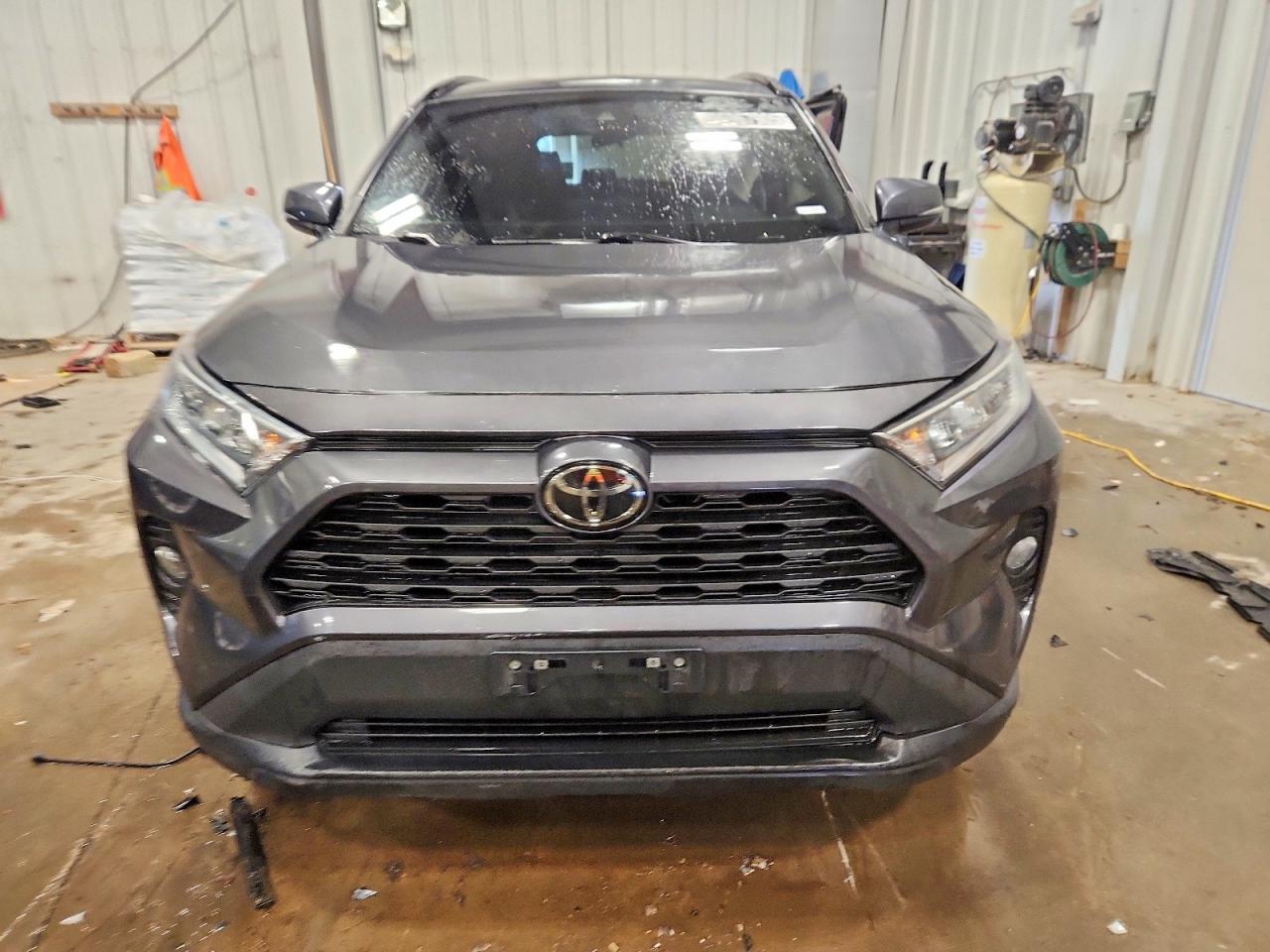 2021 TOYOTA RAV4 XLE photo 9