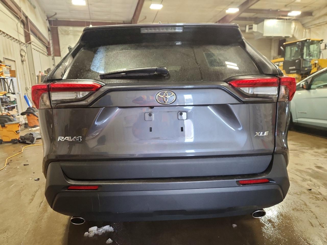 2021 TOYOTA RAV4 XLE photo 11