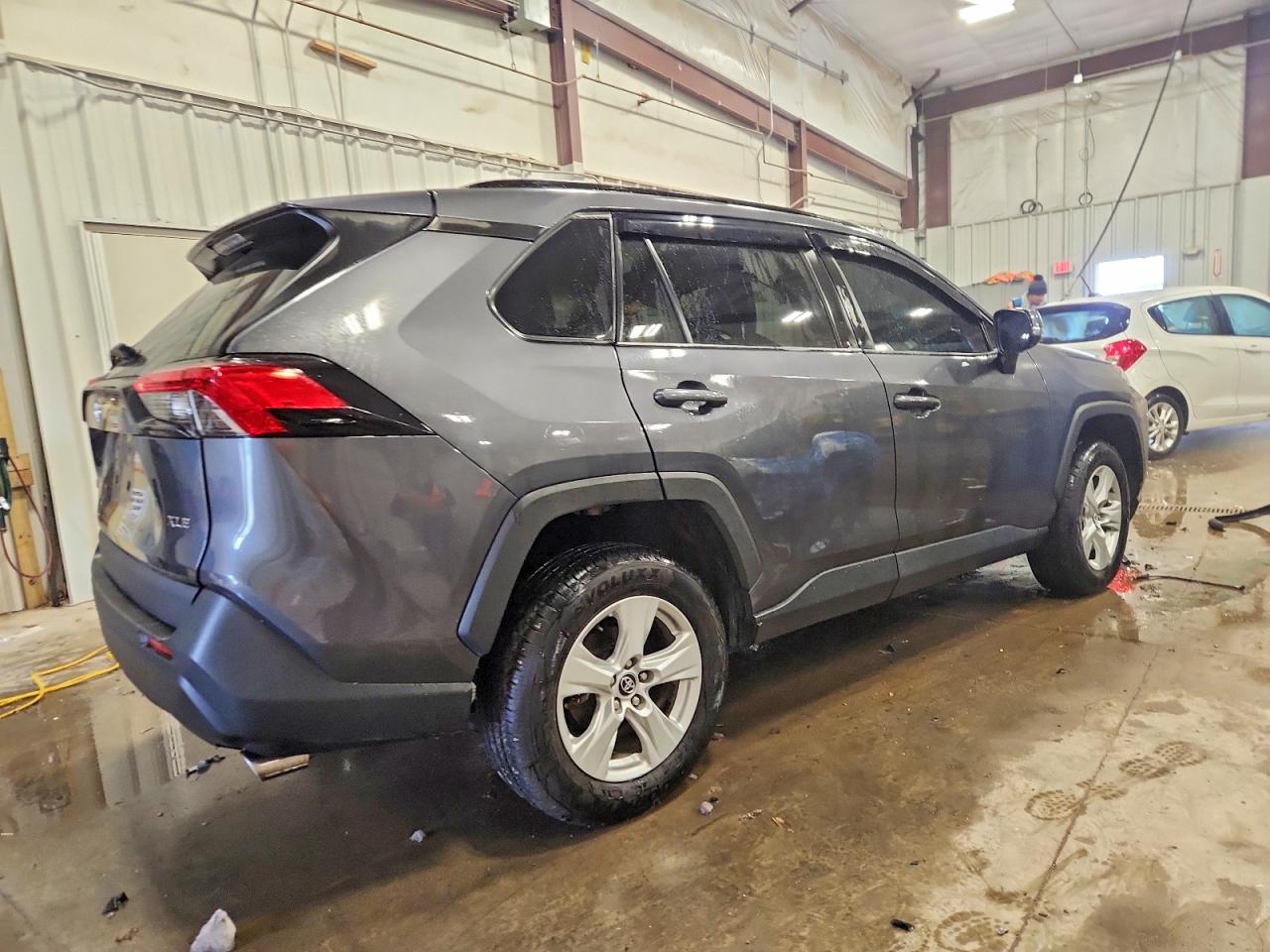 2021 TOYOTA RAV4 XLE photo 5