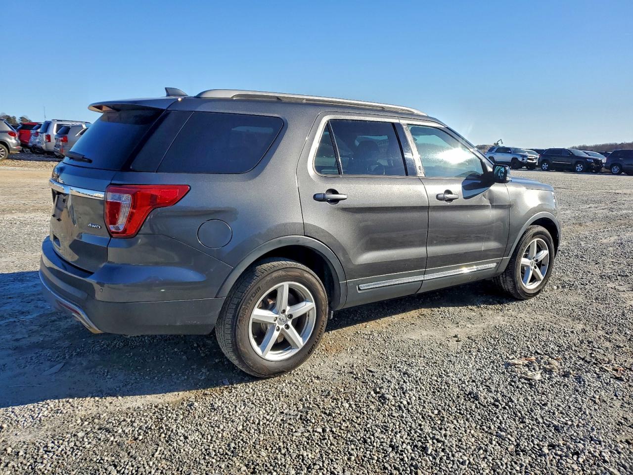2017 FORD EXPLORER XLT photo 3