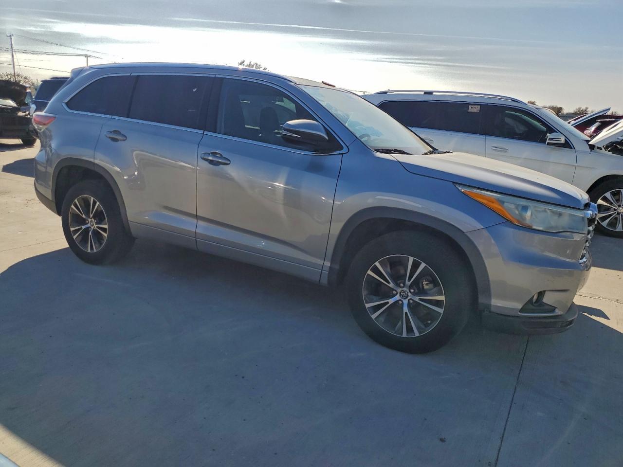 2016 TOYOTA HIGHLANDER XLE photo 4