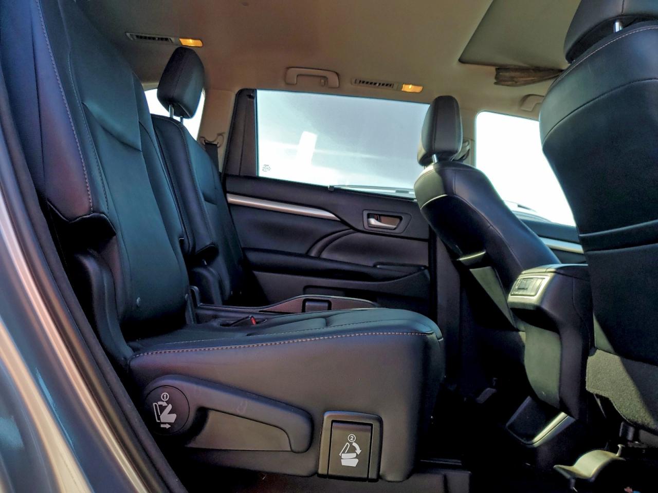 2016 TOYOTA HIGHLANDER XLE photo 11