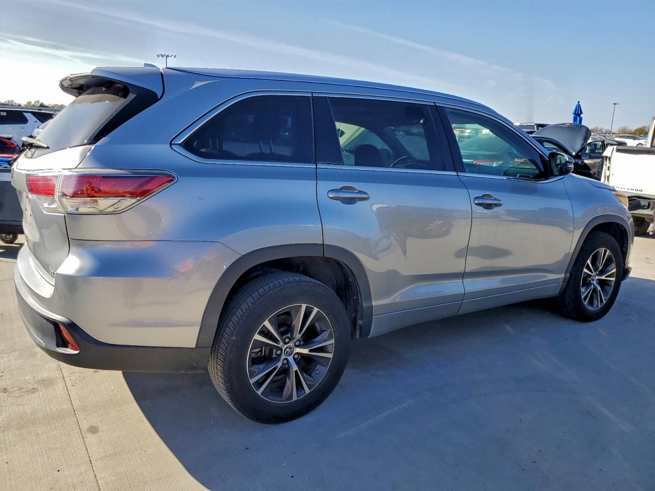 2016 TOYOTA HIGHLANDER XLE photo 3