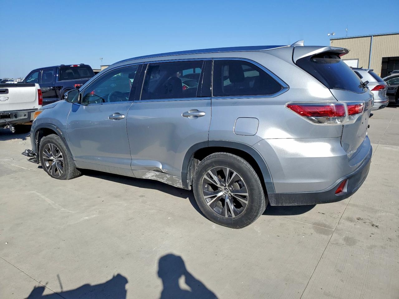 2016 TOYOTA HIGHLANDER XLE photo 2